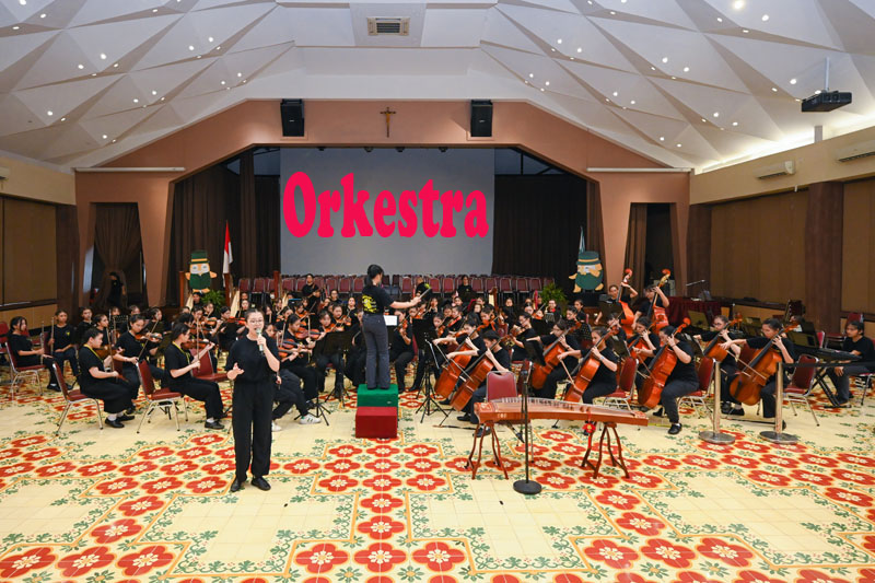 Okestra Santa Ursula Jakarta - (Ada 1 foto)