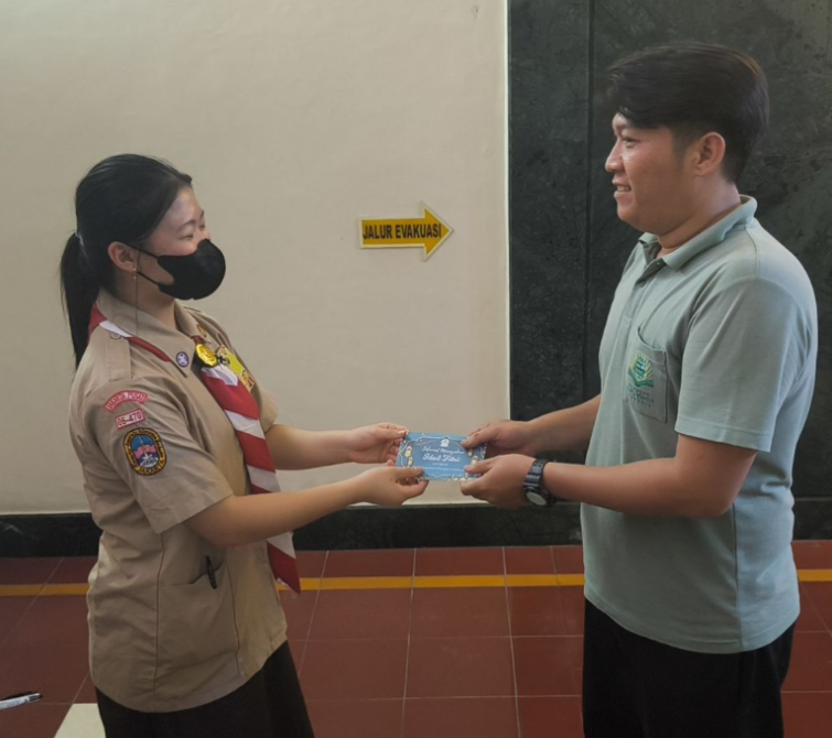 Penyerahan voucher belanja