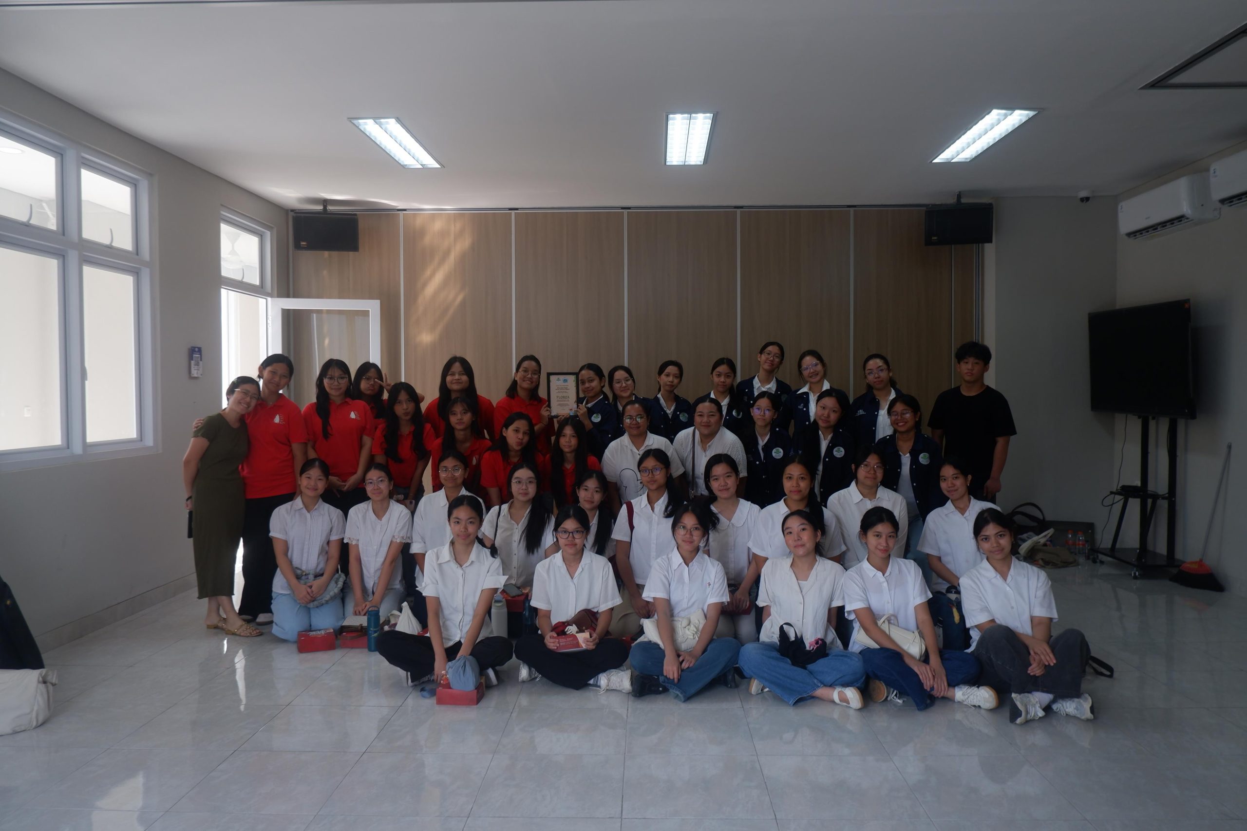 Seluruh panitia FLOREA dari SMA Santa Ursula Jakarta dan pihak Gereja Santo Yohanes Bosco (Copy)
